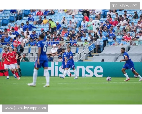 切尔西防守端稳固,多次化解对手快速反击 切尔西防守端稳固,多次化解对手快速反击